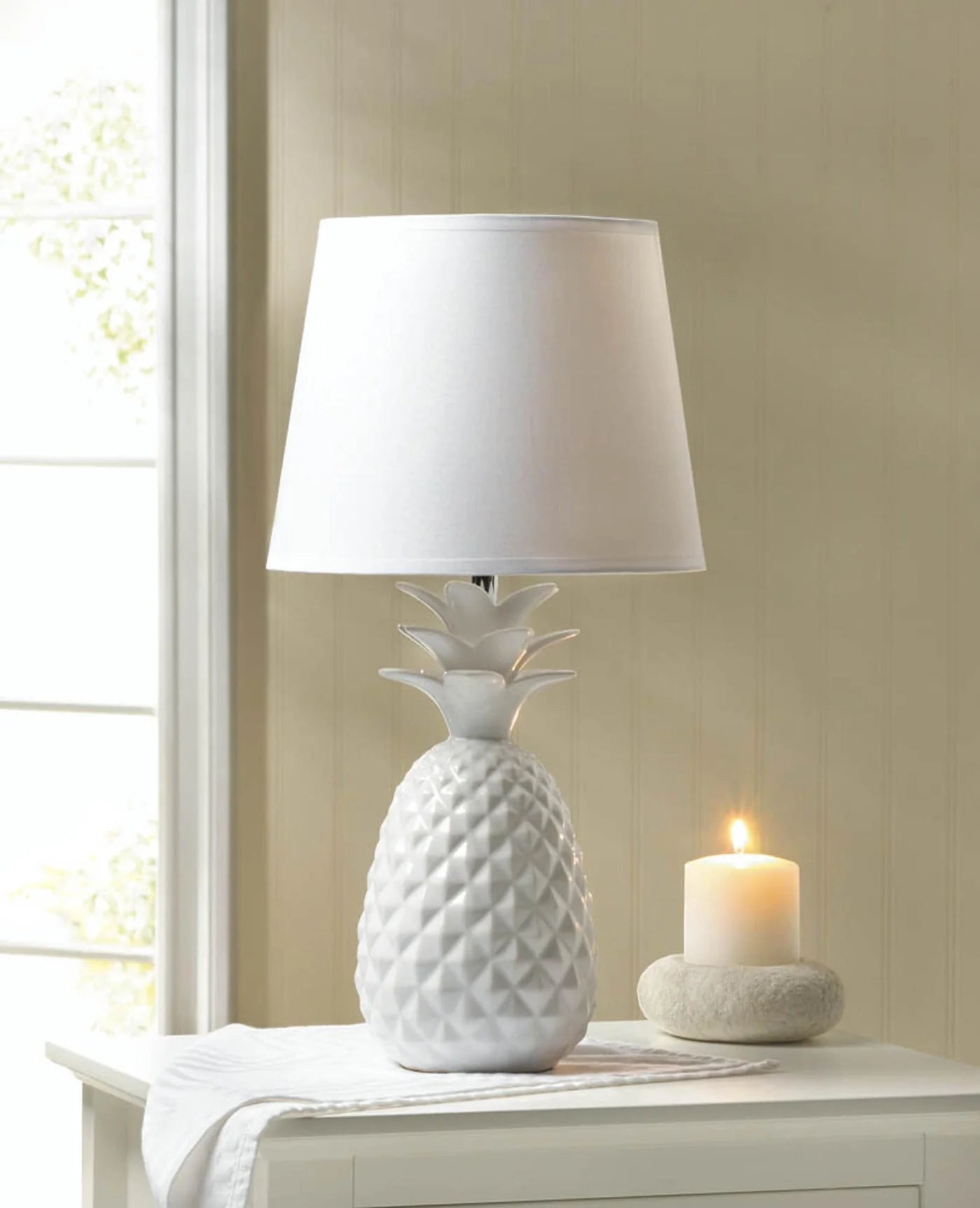 WHITE PINEAPPLE TABLE LAMP